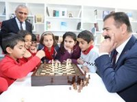 Vali Akbıyık, öğrencilerle satranç oynadı