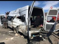 Hakkari'ye gelen minibüs kaza yaptı: 2 ölü, 15 yaralı