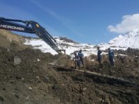 Heyelan içme suyu şebeke hattına zarar verdi