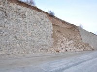 Yüksekova’da istinat duvarı çöktü