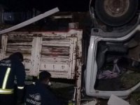 Mültecileri taşıyan kamyon devrildi: Ölü ve yaralı var