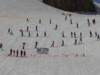 Gençler 2 bin 800 rakımda kayak yaptı