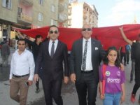 Hakkari’li sporcular dev Türk bayrakları ile yürüdü