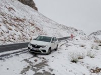 Karapet Geçidi`nde yılın ilk karı yağdı