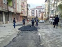 Hakkari’de tahrip olan yollara asfalt yama yapıldı