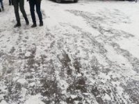 Yüksekova'da yollar buz pistine döndü