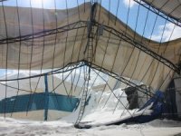 Hakkari'de halı saha çatısı çöktü