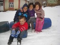Sınırdaki çocukların kayak keyfi