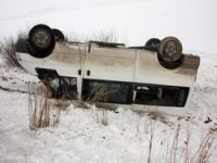 Hakkari'de minibüs takla attı: 13 yaralı