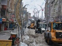 Hakkari'deki kar yığınları kent dışına çıkartılıyor