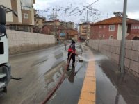 Mahalle yolları tazyikli suyla yıkandı
