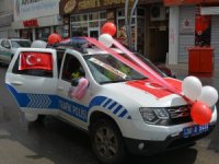 Süslenen polis araçları ile 23 Nisan kutladı