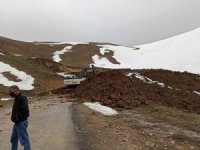 Heyelanın kapattığı yol tekrar ulaşıma açıldı