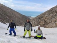 Artos Dağı’nda snowboard keyfi