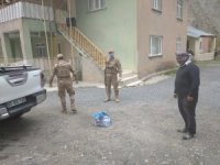 Jandarma fitrelerini köylüye bağışladı