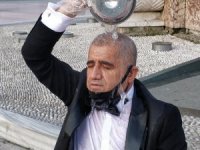 Sanatçı Aydın Taksim’de leğende yıkandı