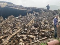 Deprem: İki köyde evler yıkıldı 9 yaralı