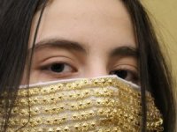 Gelinlere altın işlemeli maske