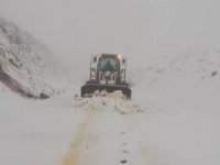 Yol onarım ekibine kar sürprizi