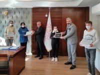 Başkan Özbek’ten öğrencilere tablet desteği