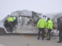 Yolcu minibüsü tırla çarpıştı: 4 ölü, 5 yaralı