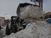 Hakkari’de kar taşıma çalışmaları sürüyor