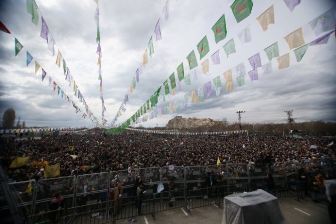 690x450nc-v-19-03-2023-wan-newroz-kitle-genis-yen6.jpg