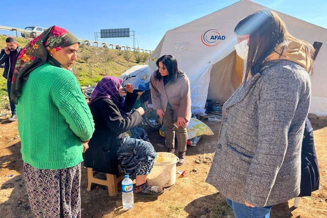 ak-parti-hakkari-heyeti-deprem-bolgesinde-5.jpg