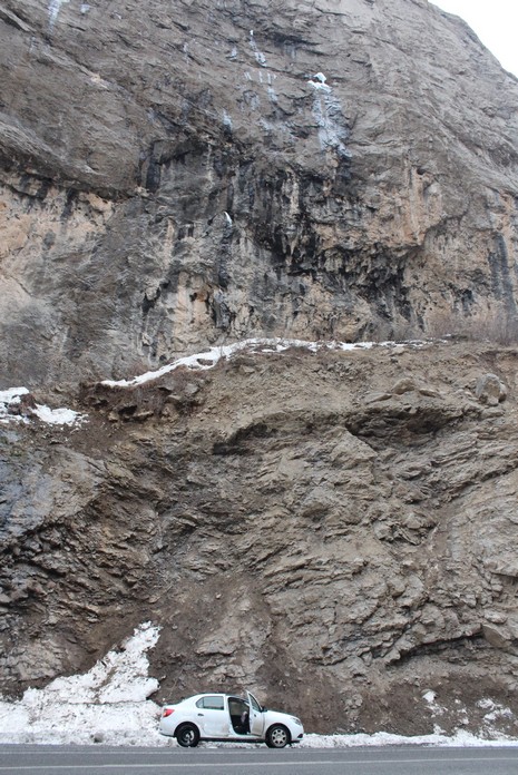buz-sarkintilari-aracin-uzerine-dustu-1-yarali.jpg buz-sarkintilari-aracin-uzerine-dustu-1-yarali.jpg