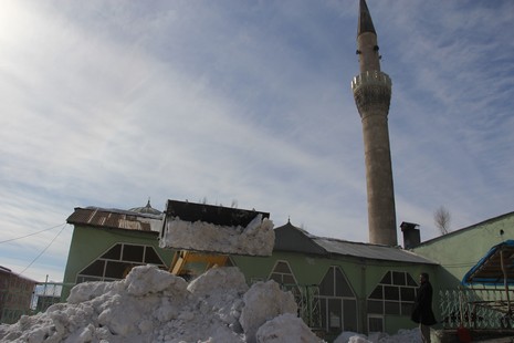 cami-bahceleri-kardan-temizlendi.jpg cami-bahceleri-kardan-temizlendi.jpg