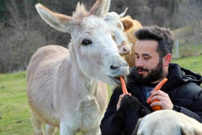 esekle-arkadasligi-herkesi-kiskandiriyor.jpg