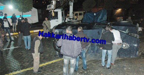 gostericiler-zirhli-arac-devirdi-4.jpg gostericiler-zirhli-arac-devirdi-4.jpg
