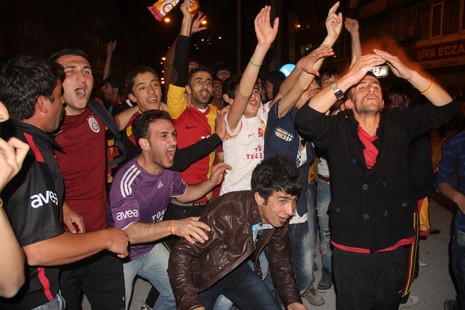 hakkari-de--galatasaray-coskusu-3.jpg