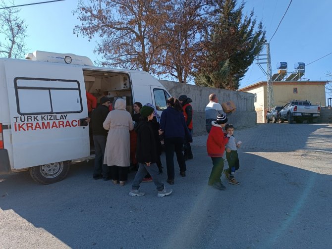 hakkari-kizilay-ekibi-deprem-bolgesinde-2.jpg