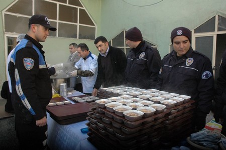 hakkari-polisi-asure-dagitti-2.jpg