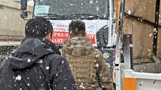 hakkari-polisi-depremzedeler-icin-seferber-oldu-4.jpg