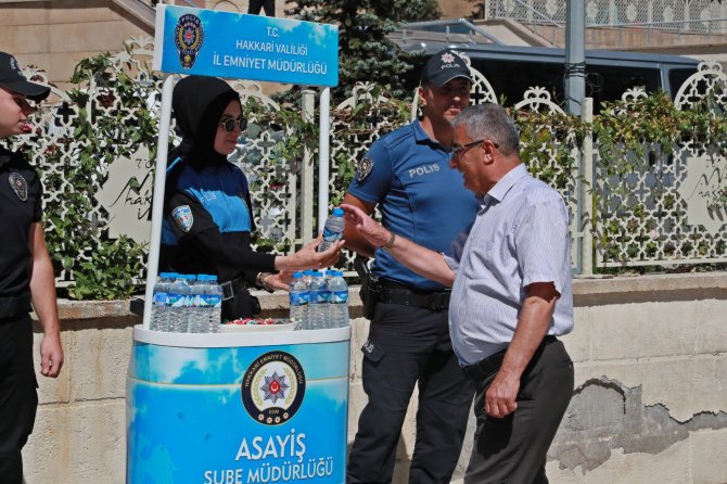 hakkari-polisi-ikramlarda-bulundu-2.jpg