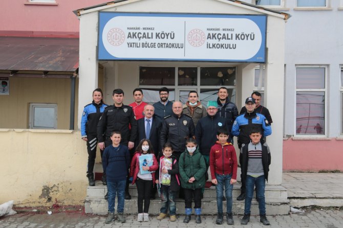 hakkari-polisinden-egitime-destek-2.jpg