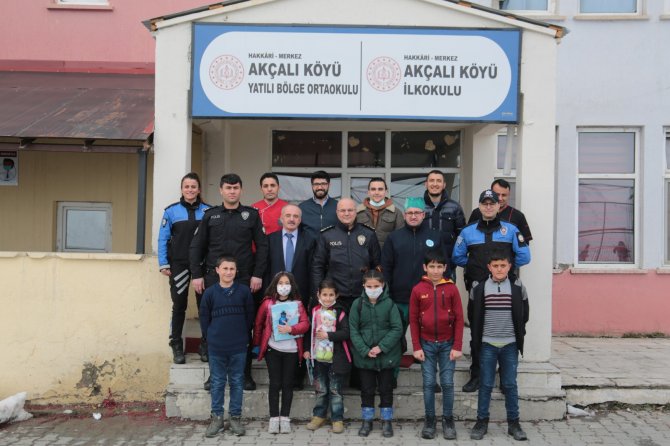 hakkari-polisinden-egitime-destek-2.jpg