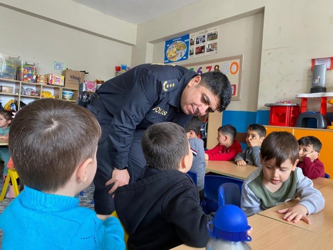 hakkari-polisinden-kitap-okuma-etkinligi-2.jpg