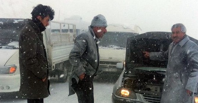 hakkari-van-karayolu-kar.jpg