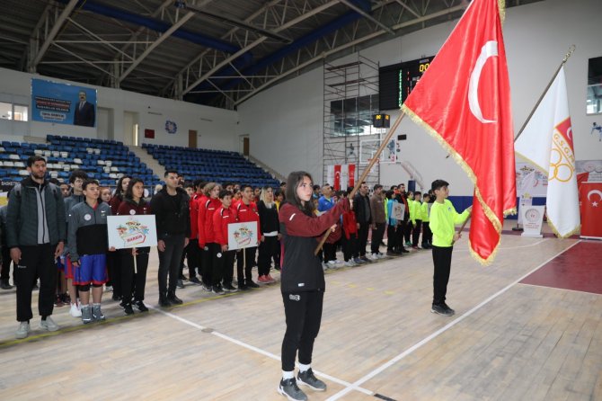 hakkaride-basketbol-grup-musabakalari-vali-akbiyikin-stardi-ile-basladi-3.jpg