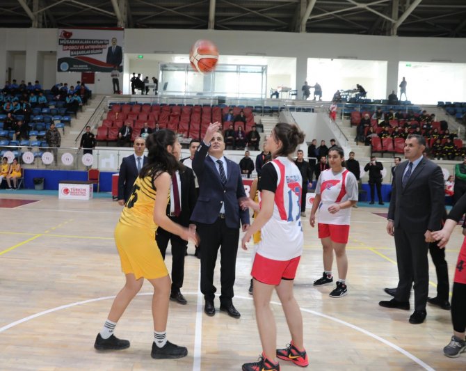 hakkaride-basketbol-grup-musabakalari-vali-akbiyikin-stardi-ile-basladi.jpg