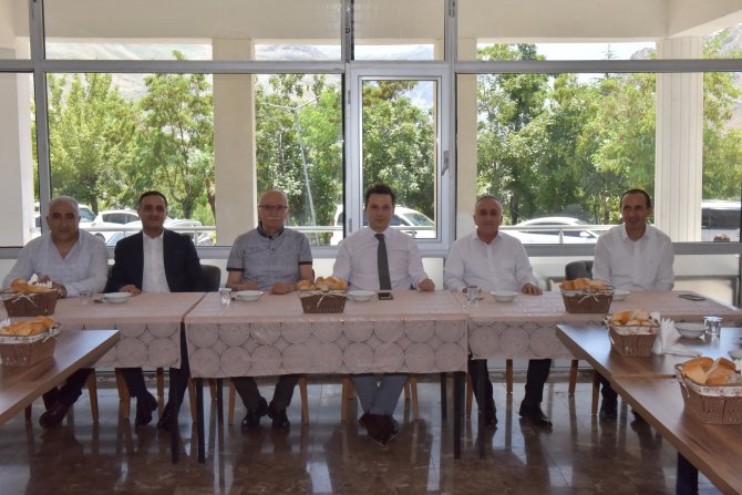 hakkaride-emekli-mudurlere-veda-yemegi-5.jpg