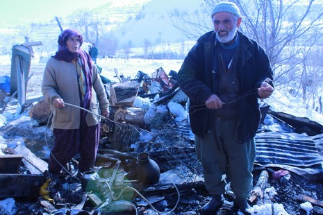 hakkaride-yasli-ciftin-evi-yandi-3.jpg