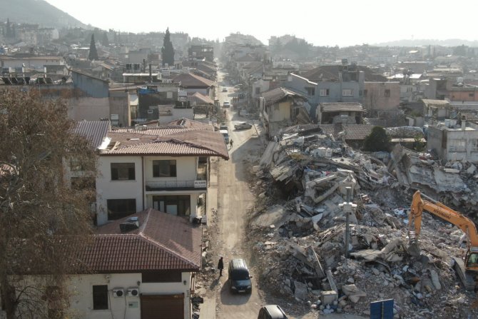 hatayda-dunyanin-aydinlatilan-ilk-caddesi-yerle-bir-oldu.jpg