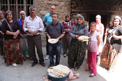 hdp-hakkari,multeciler-tandir-ekmegi-1.jpg