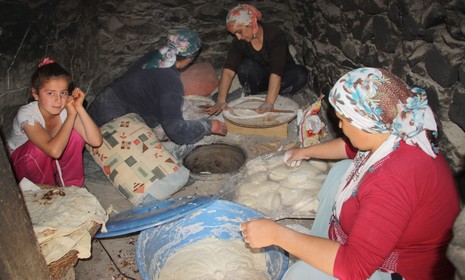 hdp-hakkari,multeciler-tandir-ekmegi-2.jpg