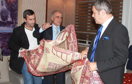 kadir-inanira-hakkari-de-kilim-hediye-edildi-1.jpg kadir-inanira-hakkari-de-kilim-hediye-edildi-1.jpg