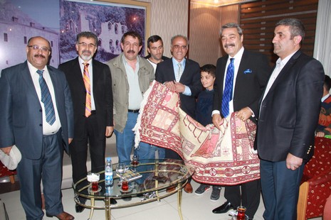 kadir-inanira-hakkari-de-kilim-hediye-edildi-2.jpg kadir-inanira-hakkari-de-kilim-hediye-edildi-2.jpg